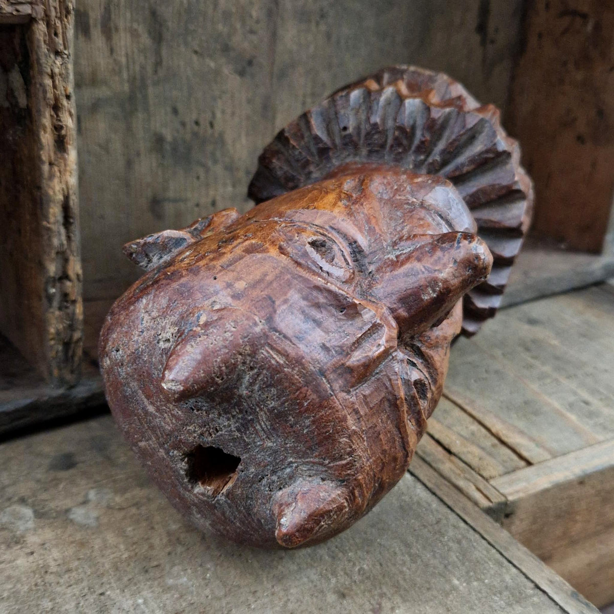 Ancienne marotte à tête de diable en bois sculpté