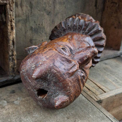 Ancienne marotte à tête de diable en bois sculpté
