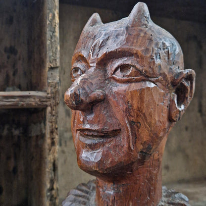 Ancienne marotte à tête de diable en bois sculpté