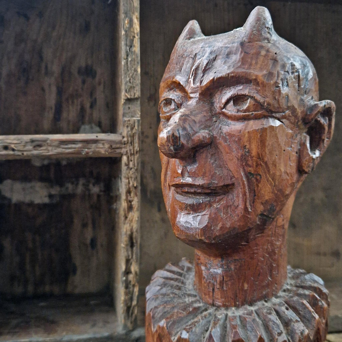 Ancienne marotte à tête de diable en bois sculpté