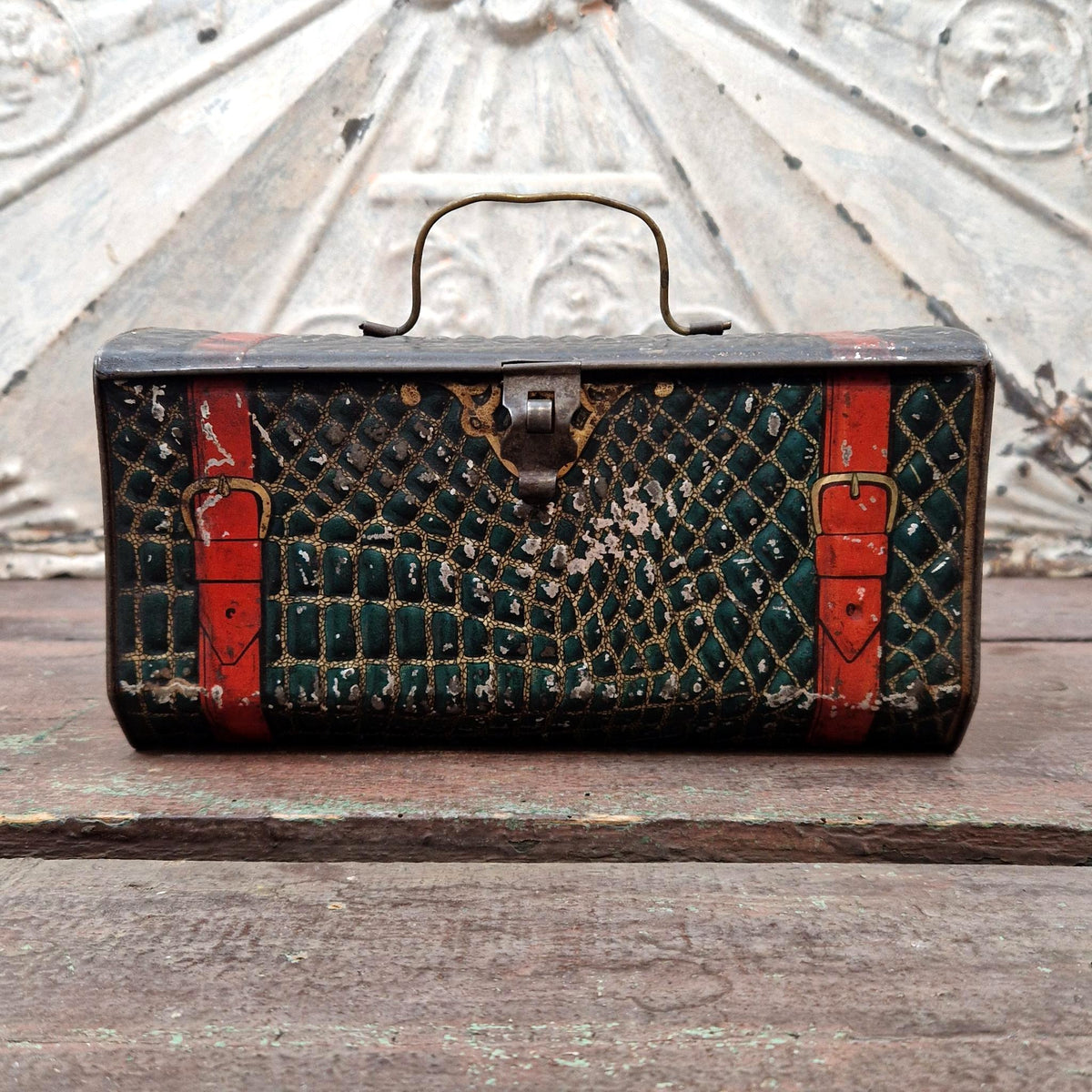 Ancienne boîte / valise croco à « Café Le pélican rouge »