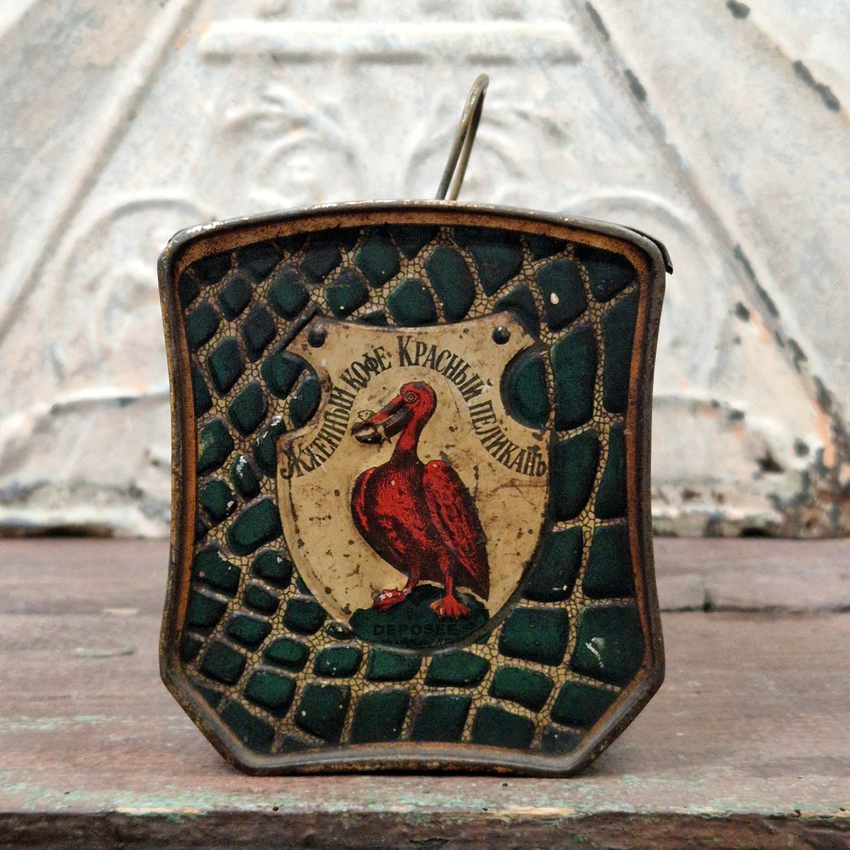 Ancienne boîte / valise croco à « Café Le pélican rouge »