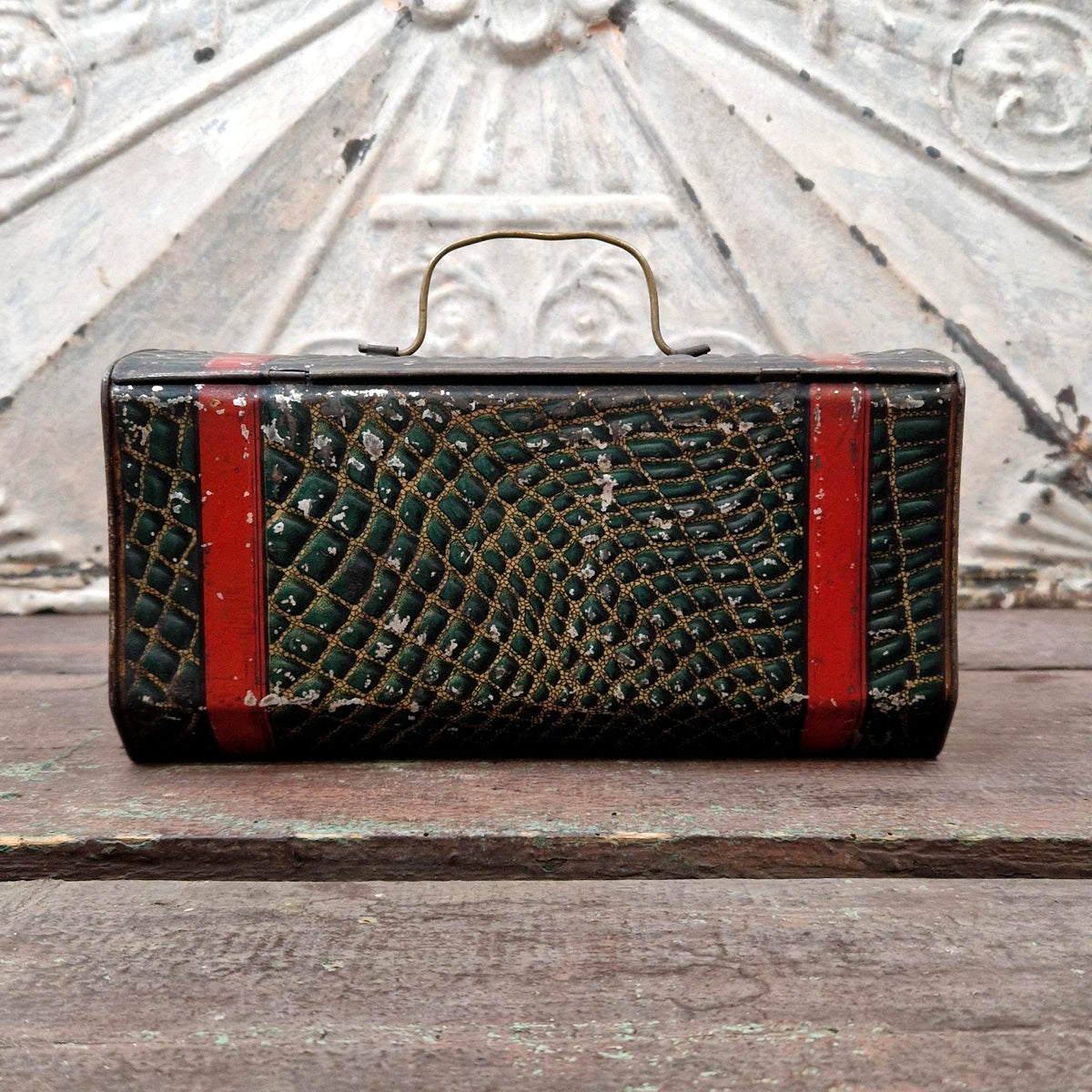 Ancienne boîte / valise croco à « Café Le pélican rouge »