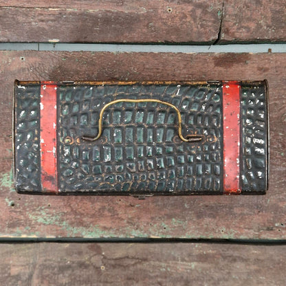 Ancienne boîte / valise croco à « Café Le pélican rouge »