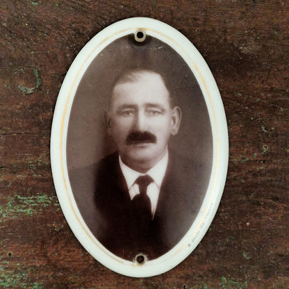 Ancien portrait sur porcelaine « L'homme moustachu  »