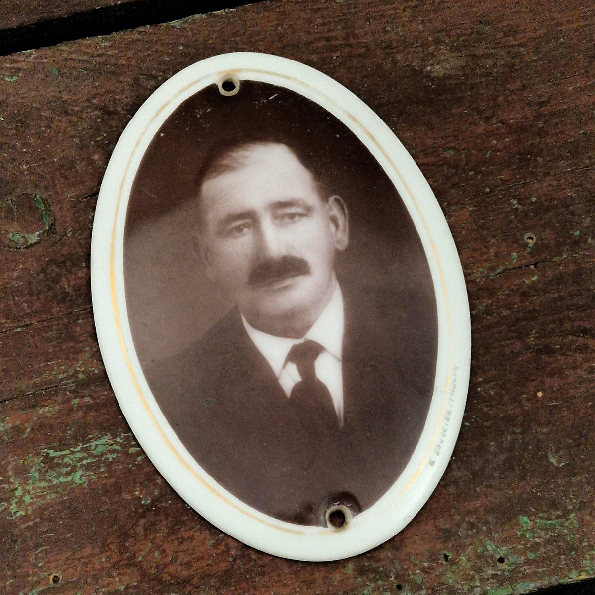 Ancien portrait sur porcelaine « L'homme moustachu  »