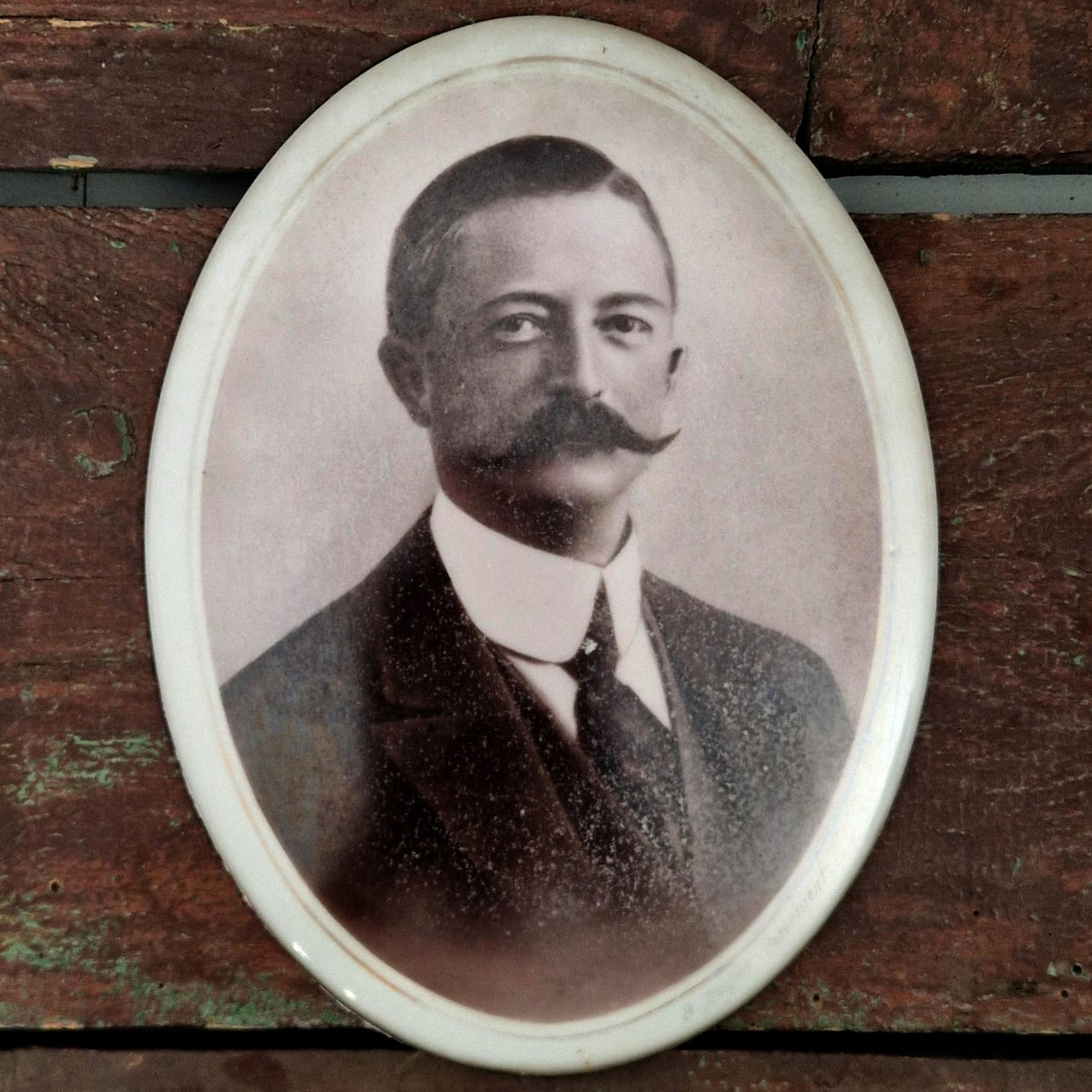 Portrait sur porcelaine XXL « L'homme élégant  »