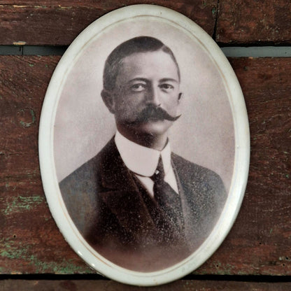 Portrait sur porcelaine XXL « L'homme élégant  »