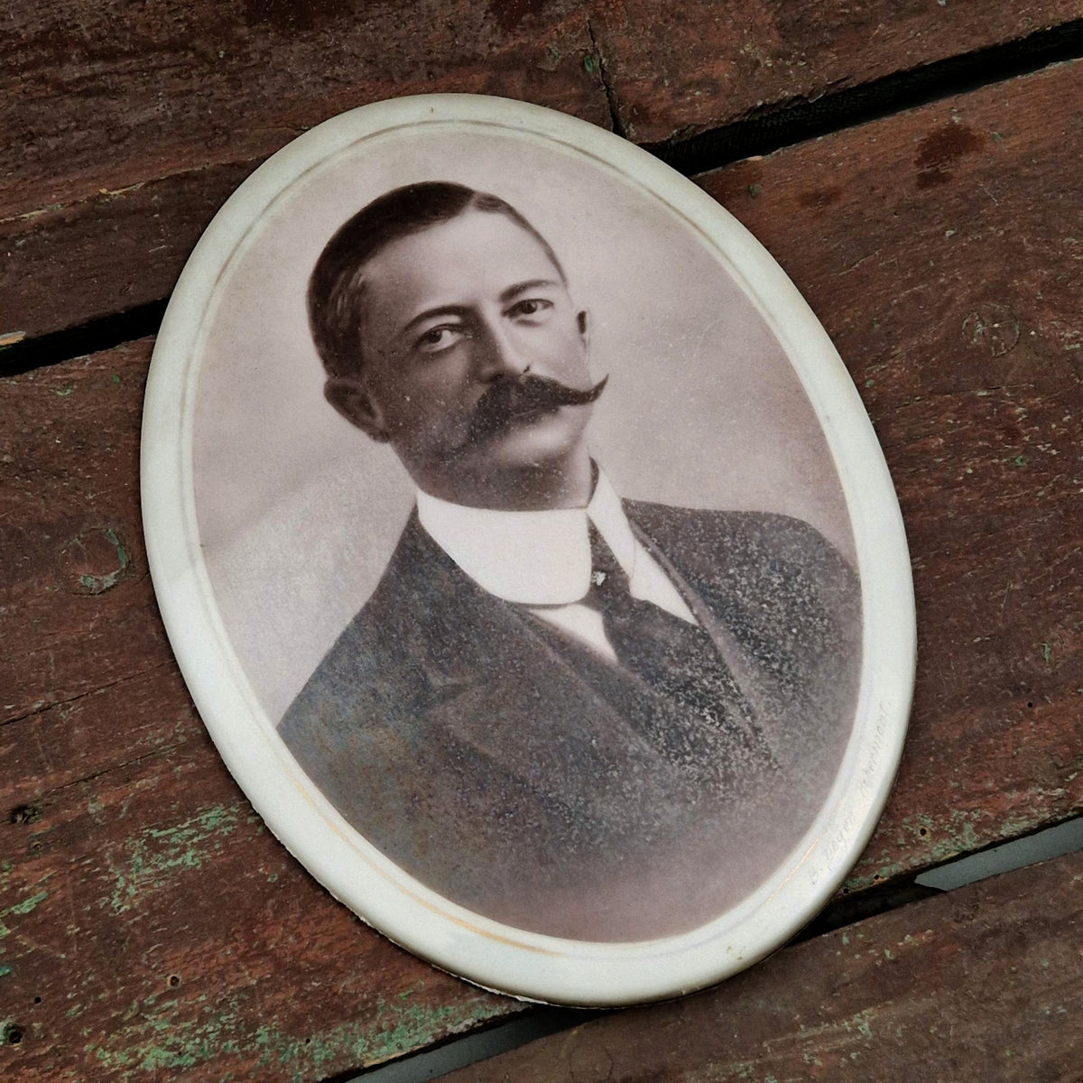 Portrait sur porcelaine XXL « L'homme élégant  »