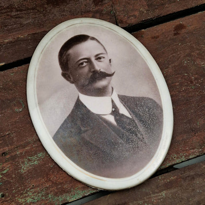 Portrait sur porcelaine XXL « L'homme élégant  »