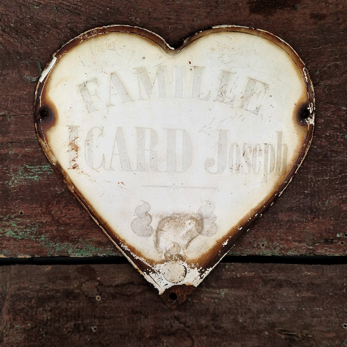 Ancienne plaque de cimetière familiale en cœur