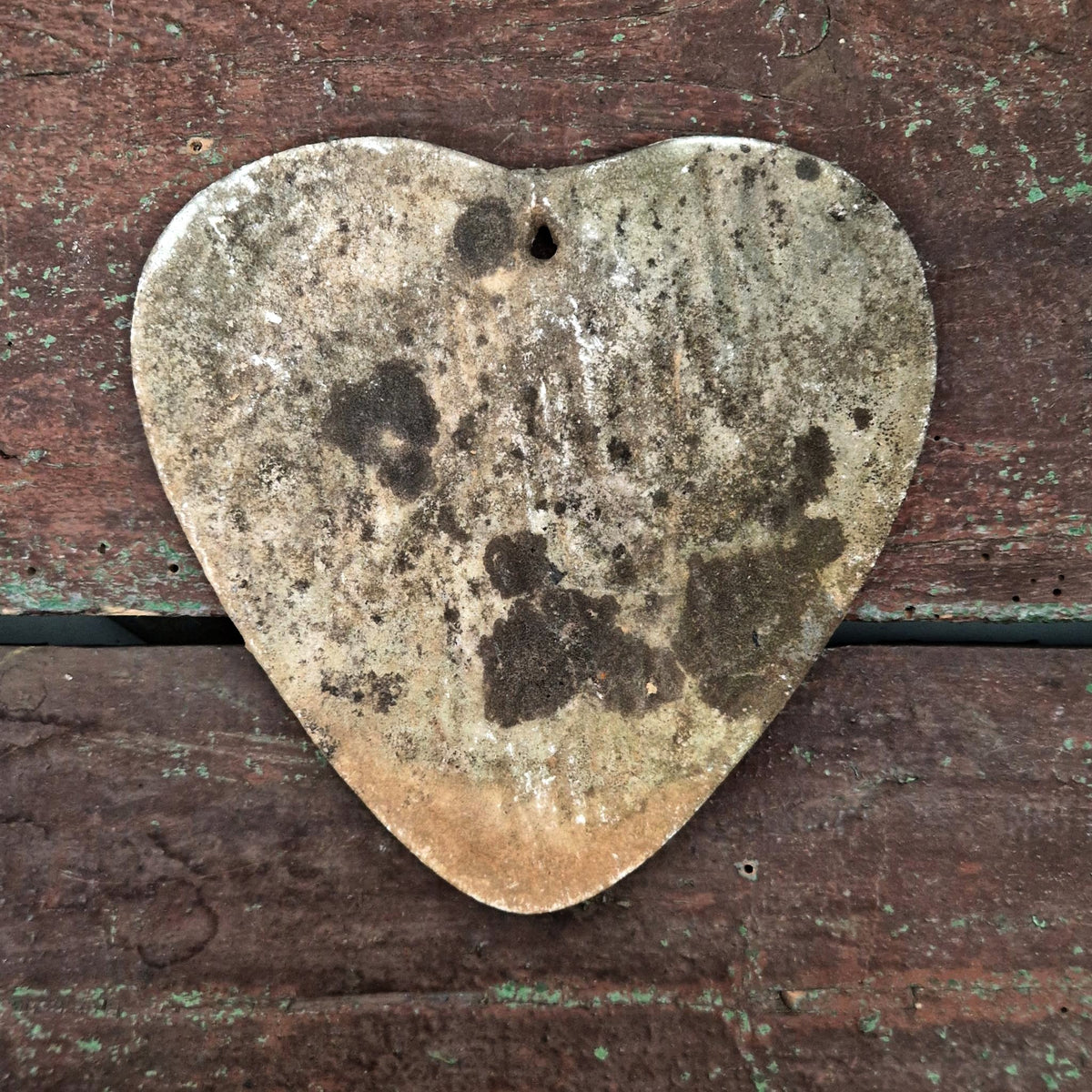 Ancienne coeur funéraire en pierre