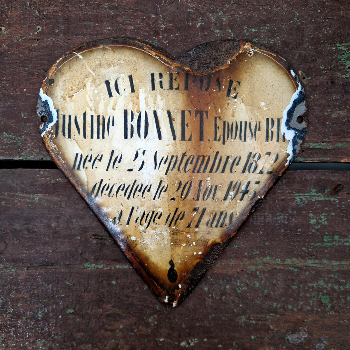 Plaque commémorative en cœur « Justine » - 1945