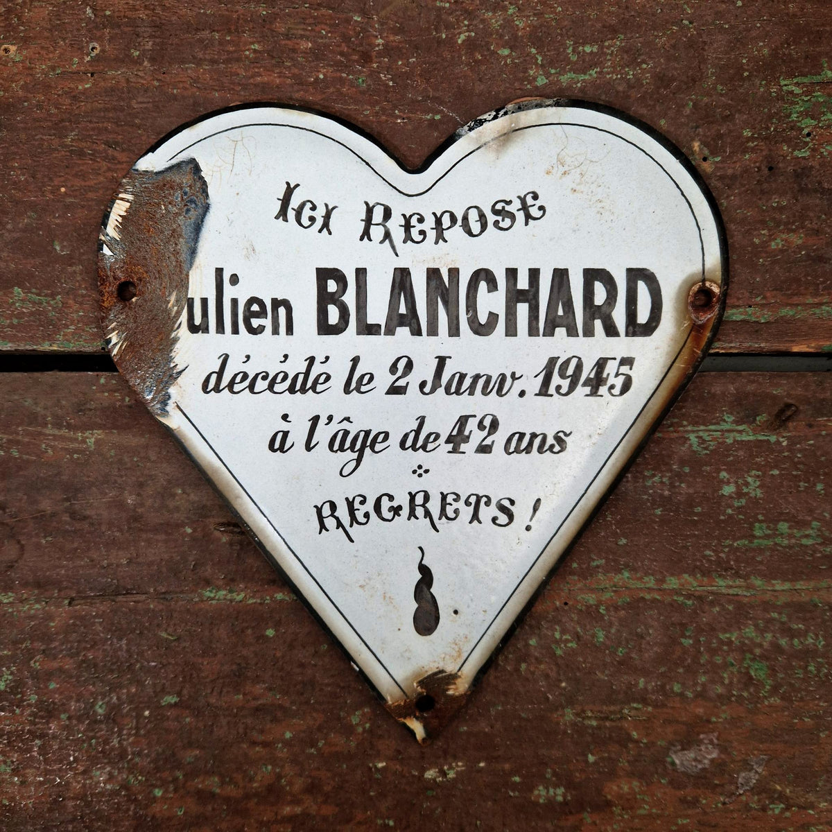 Plaque funéraire émaillée en forme cœur