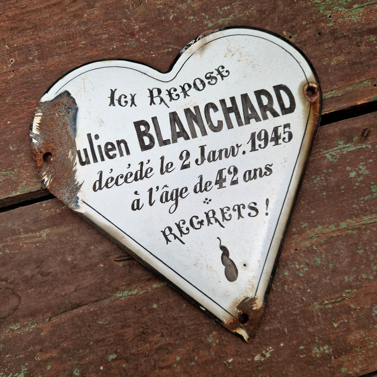Plaque funéraire émaillée en forme cœur