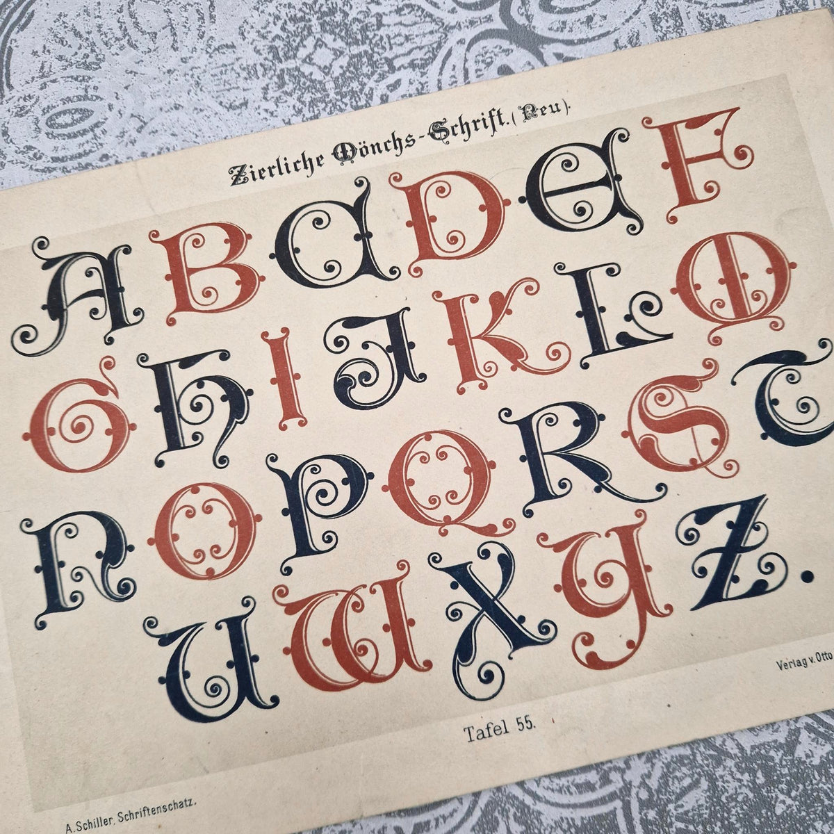 Planche de calligraphie « Alphabet onciale décoratif »