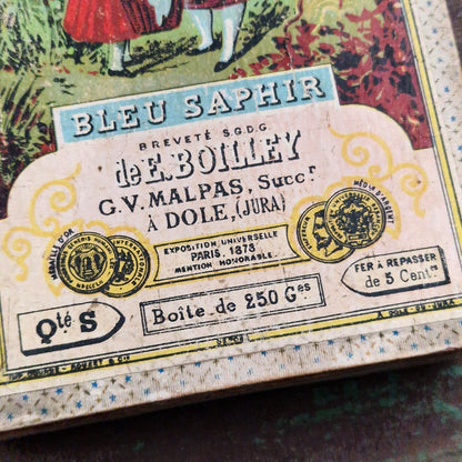 Boîte Bleu Saphir « À l’étendeuse » - E. Boilley, Dole - Vers 1878