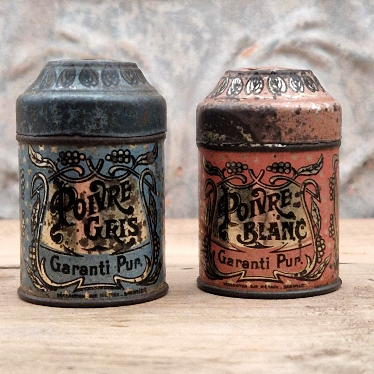 Rare duo de poivrières en tôle lithographiée « Poivre gris & blanc »