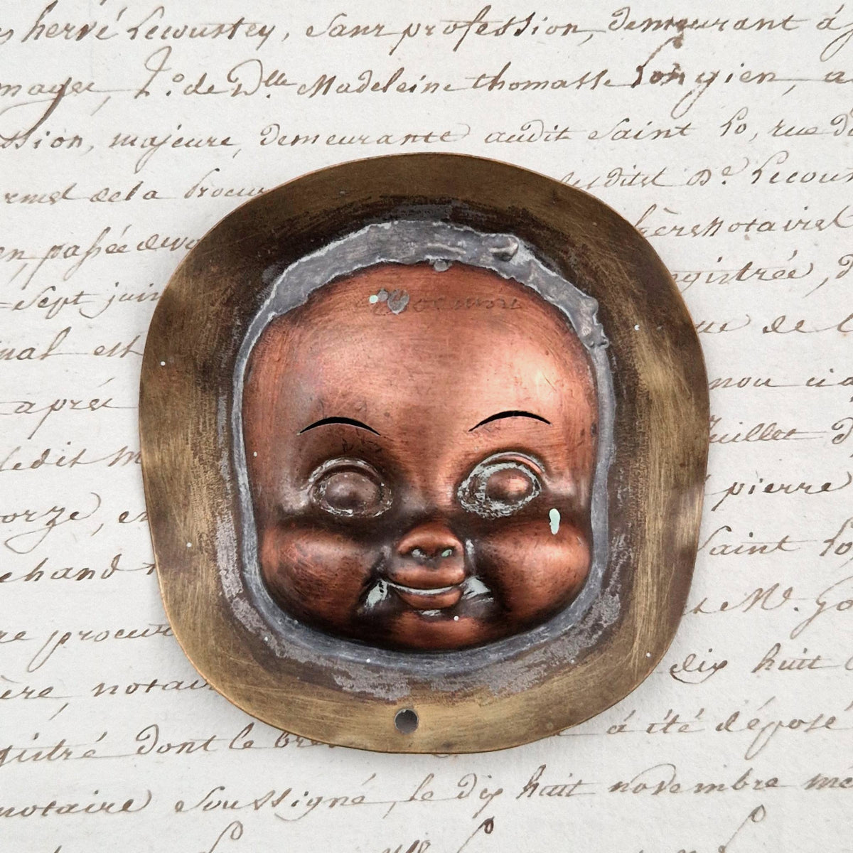 Ancien pochoir « Cils de poupée » en métal cuivreux