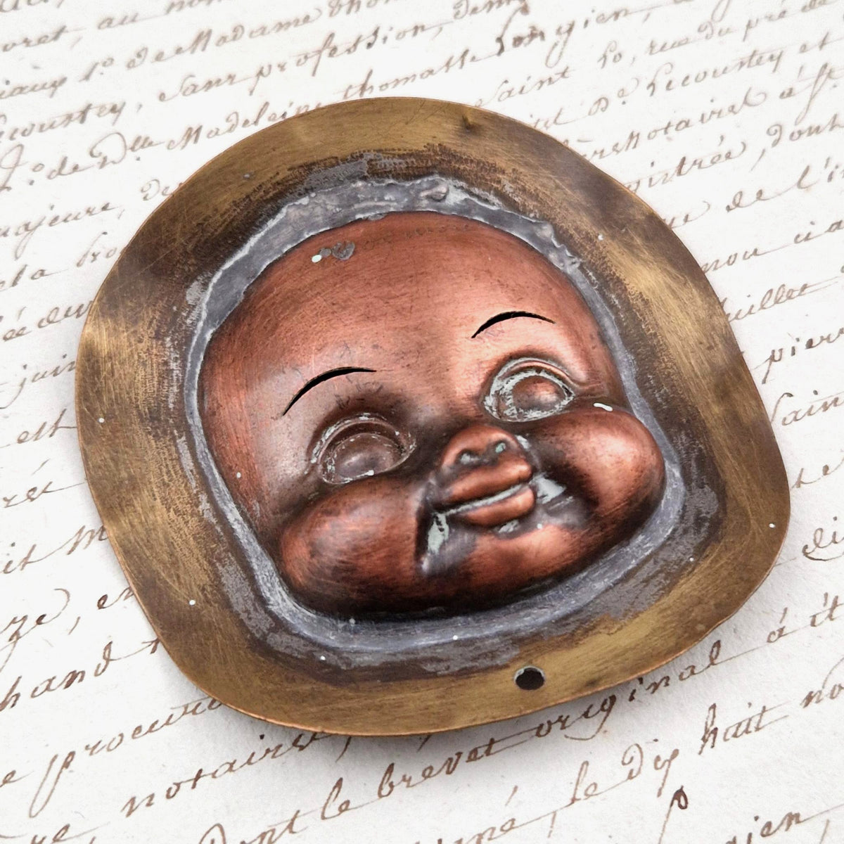 Ancien pochoir « Cils de poupée » en métal cuivreux