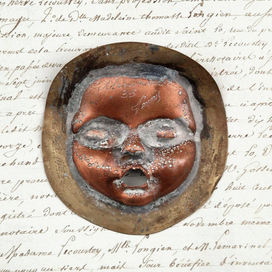 Ancien pochoir « Bouche de poupée » en métal cuivreux
