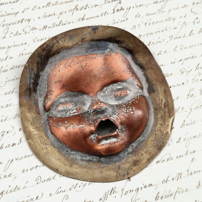 Ancien pochoir « Bouche de poupée » en métal cuivreux