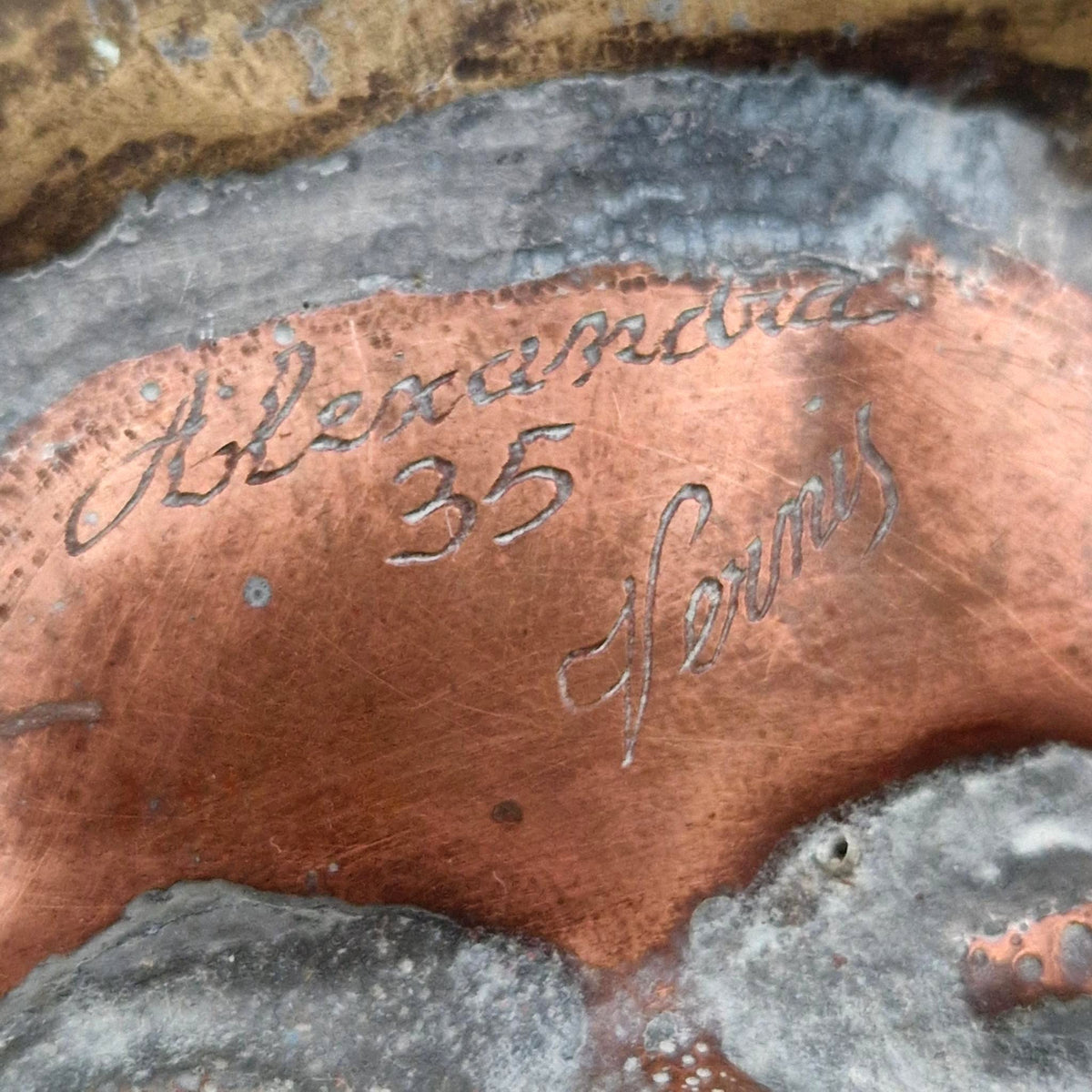 Ancien pochoir « Bouche de poupée » en métal cuivreux
