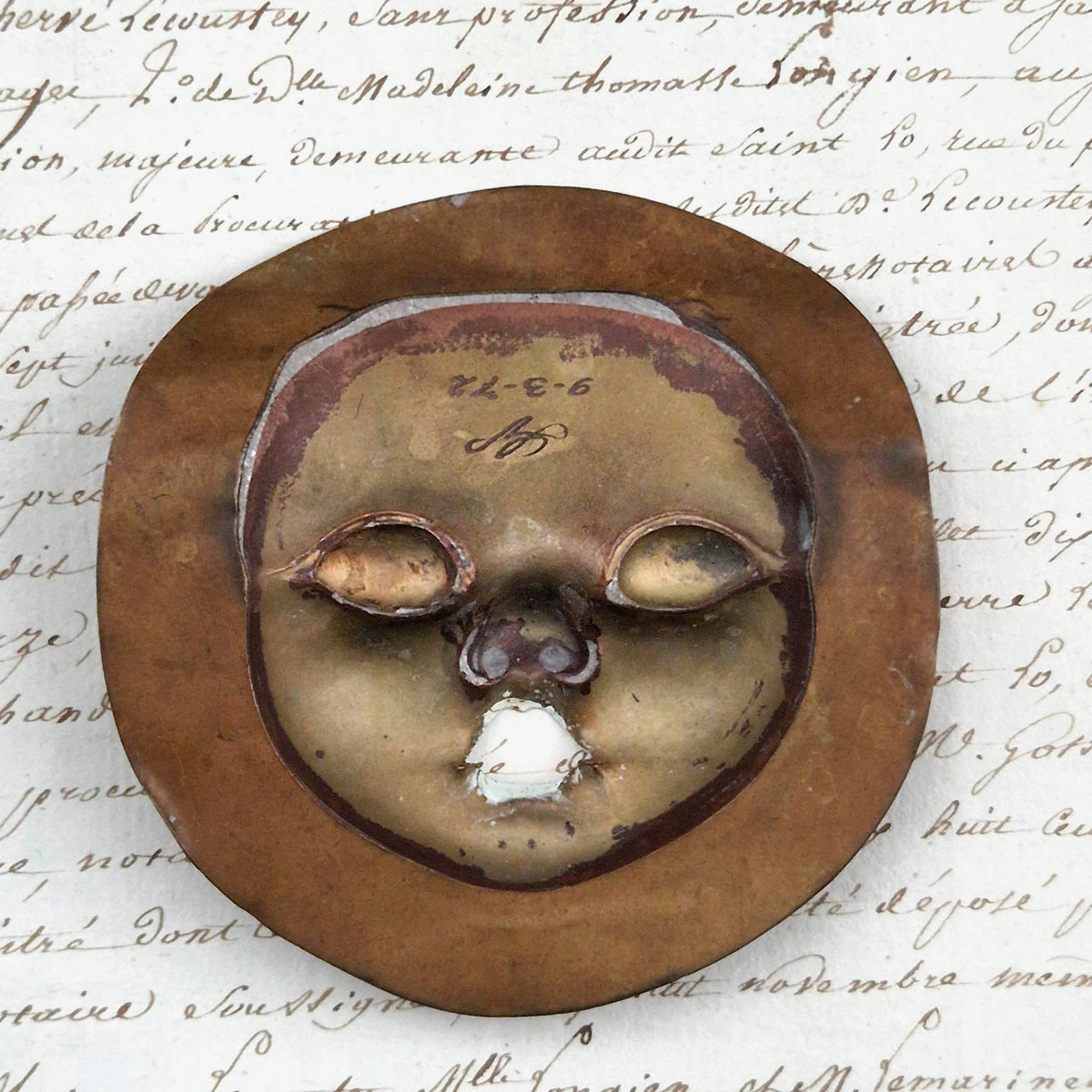 Ancien pochoir « Bouche de poupée » en métal cuivreux