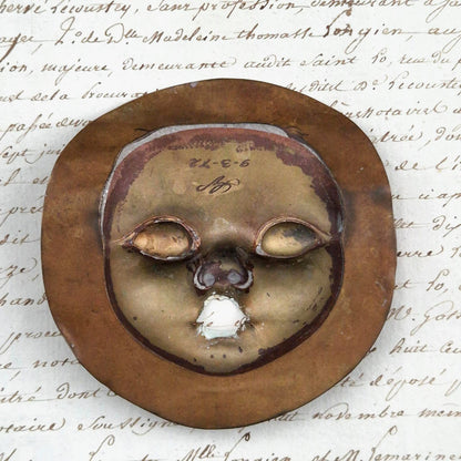Ancien pochoir « Bouche de poupée » en métal cuivreux