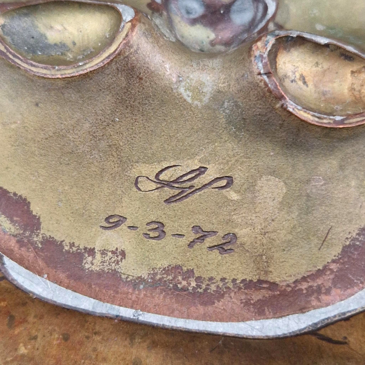 Ancien pochoir « Bouche de poupée » en métal cuivreux