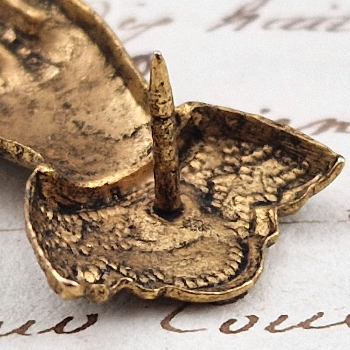 Ornement miniature « Main victorienne » en laiton