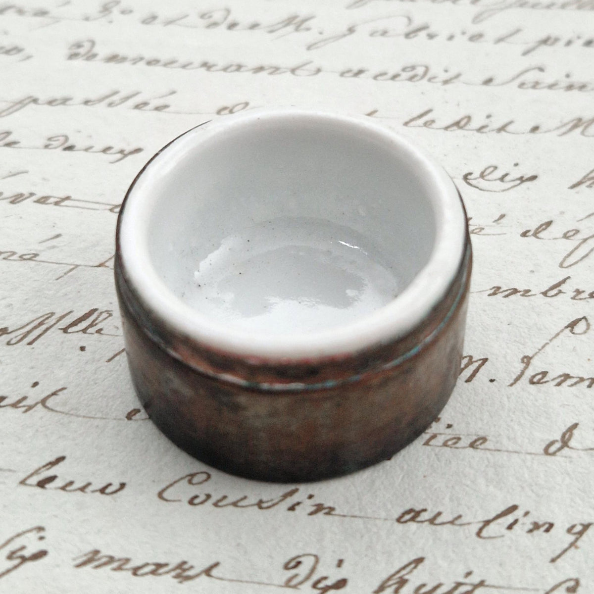 Ancien Godet à couleurs de peintre - Porcelaine & laiton