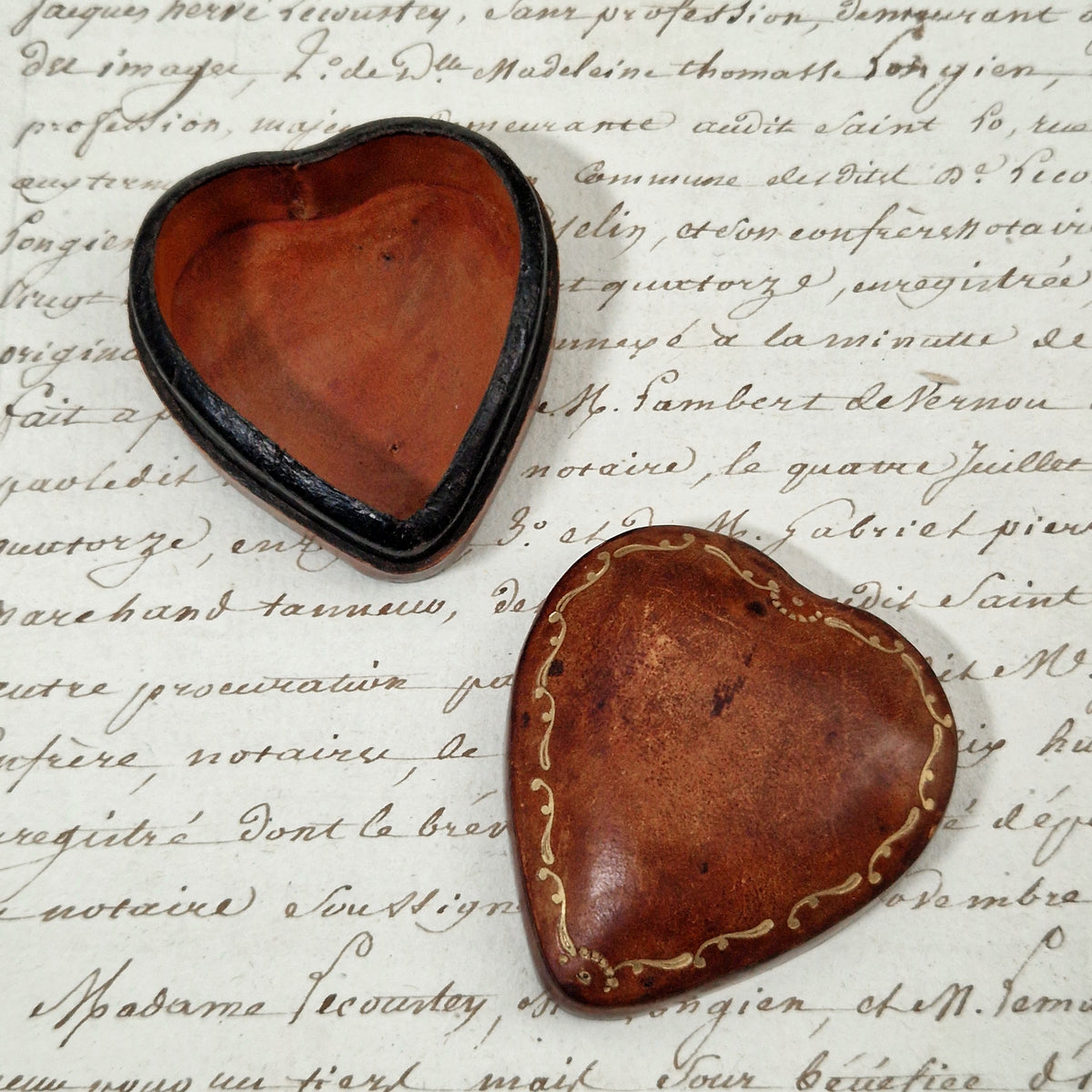 Ancienne boîte en carton bouilli « Cœur à décor doré »