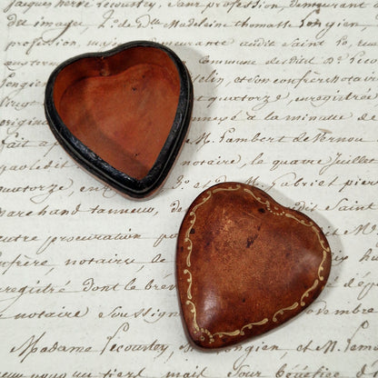 Ancienne boîte en carton bouilli « Cœur à décor doré »
