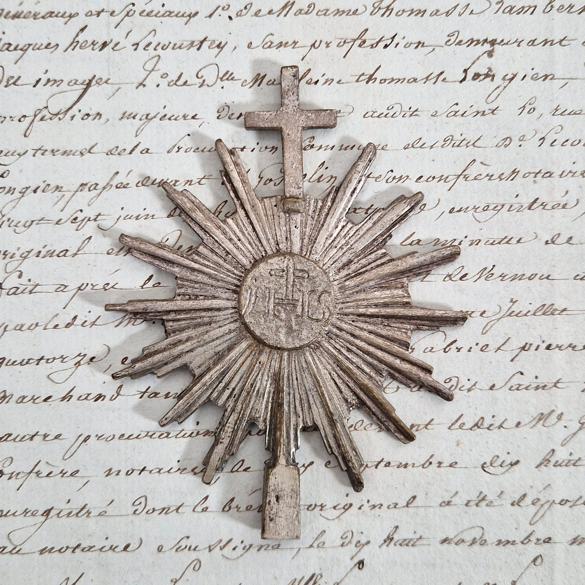 Ancienne ornement religieux « IHS rayonnant »