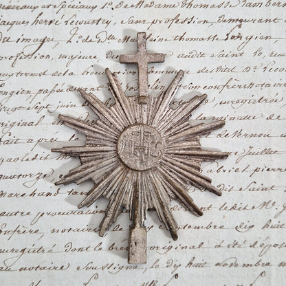 Ancienne ornement religieux « IHS rayonnant »