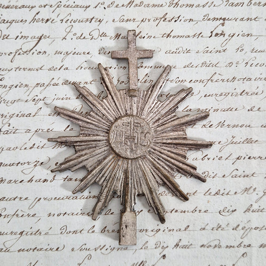 Ancienne ornement religieux « IHS rayonnant »
