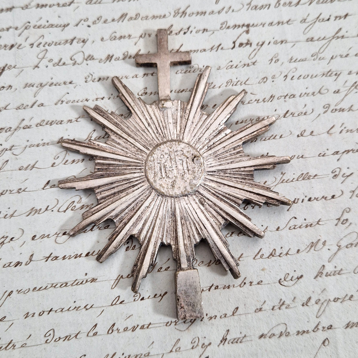 Ancienne ornement religieux « IHS rayonnant »
