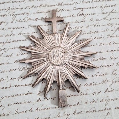 Ancienne ornement religieux « IHS rayonnant »