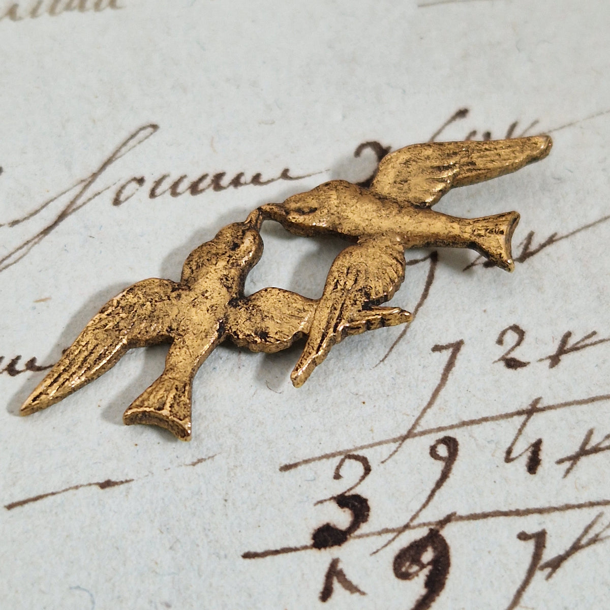 Ornement miniature « Couple d'hirondelles » en laiton