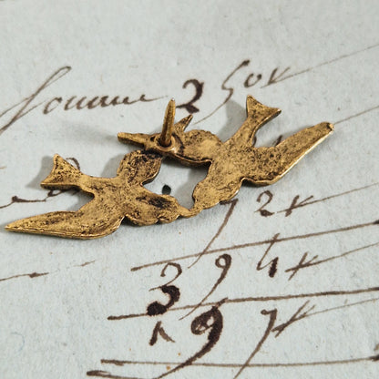 Ornement miniature « Couple d'hirondelles » en laiton