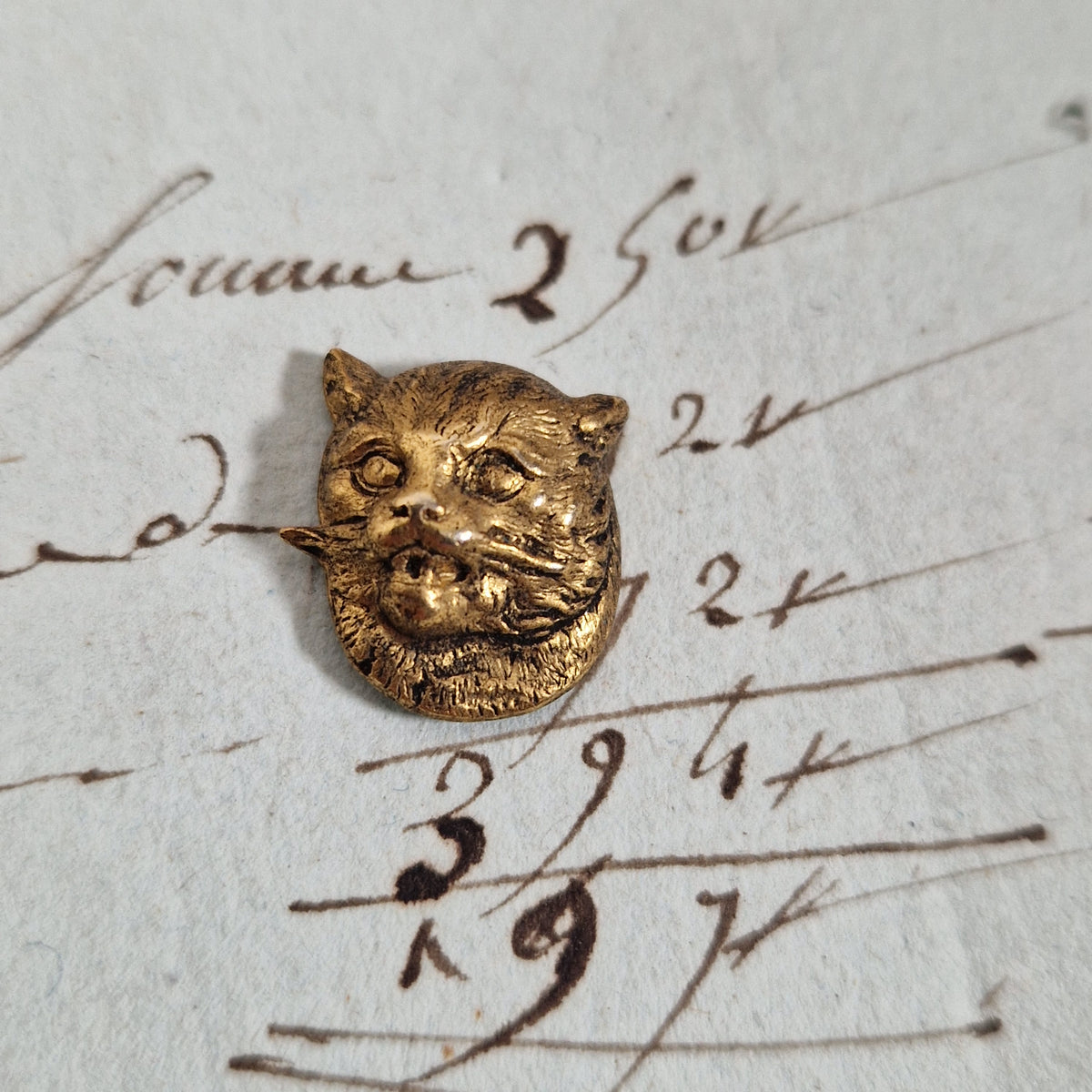 Ornement miniature « Tête de Chat » en laiton