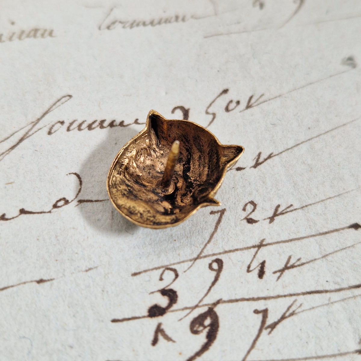Ornement miniature « Tête de Chat » en laiton