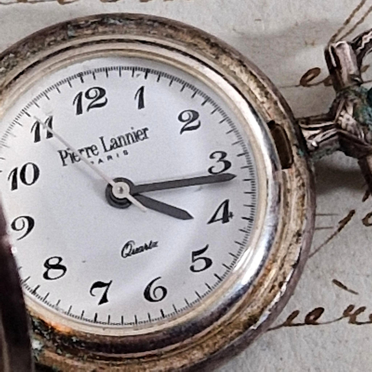 Montre pendentif à décor floral - Pierre Lannier Paris