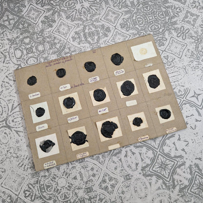 Planche de 14 sceaux en cire noire - Écus et ornements