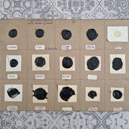 Planche de 14 sceaux en cire noire - Écus et ornements