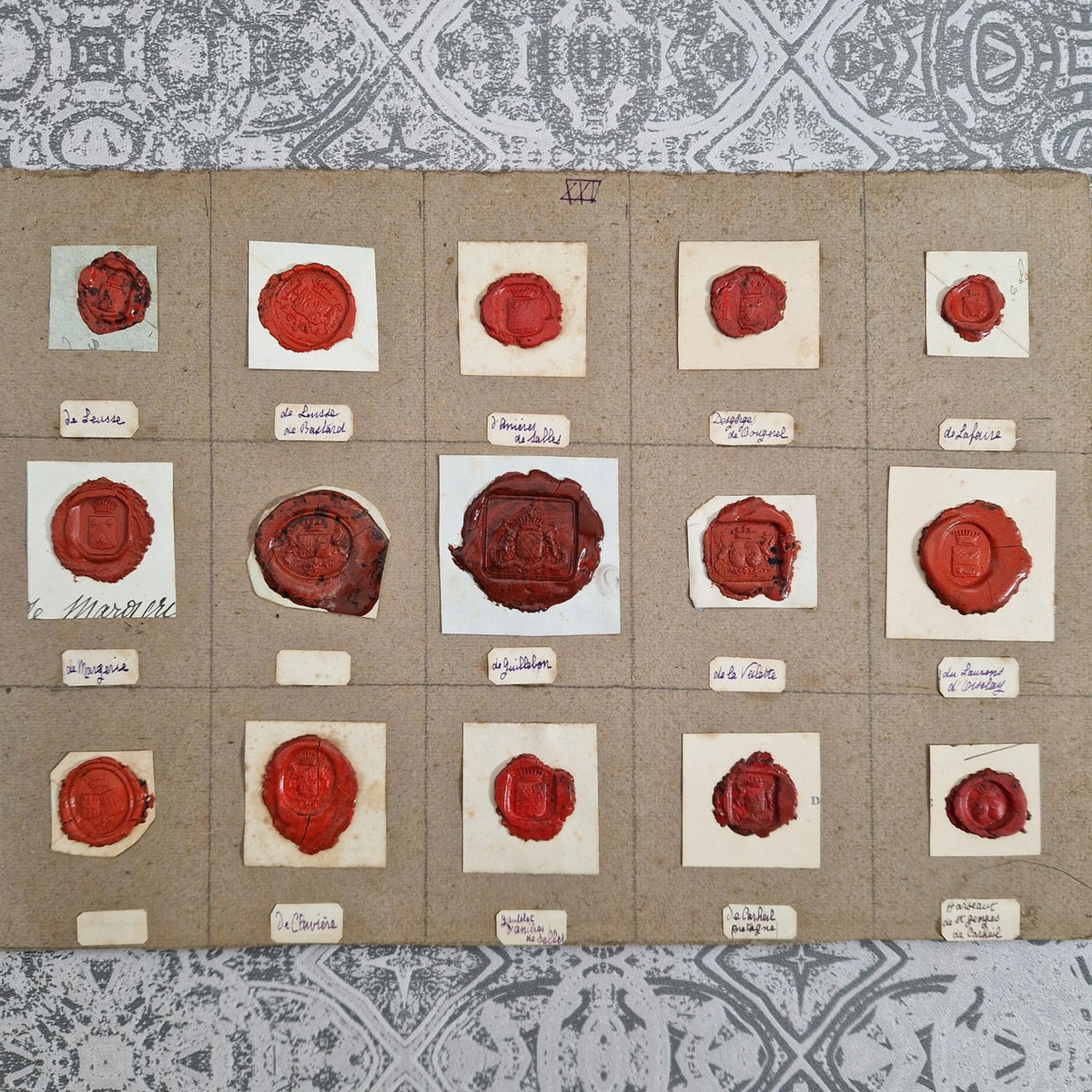 Planche de sceaux anciens - Armoiries et décors en relief