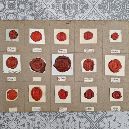 Planche de sceaux anciens - Armoiries et décors en relief