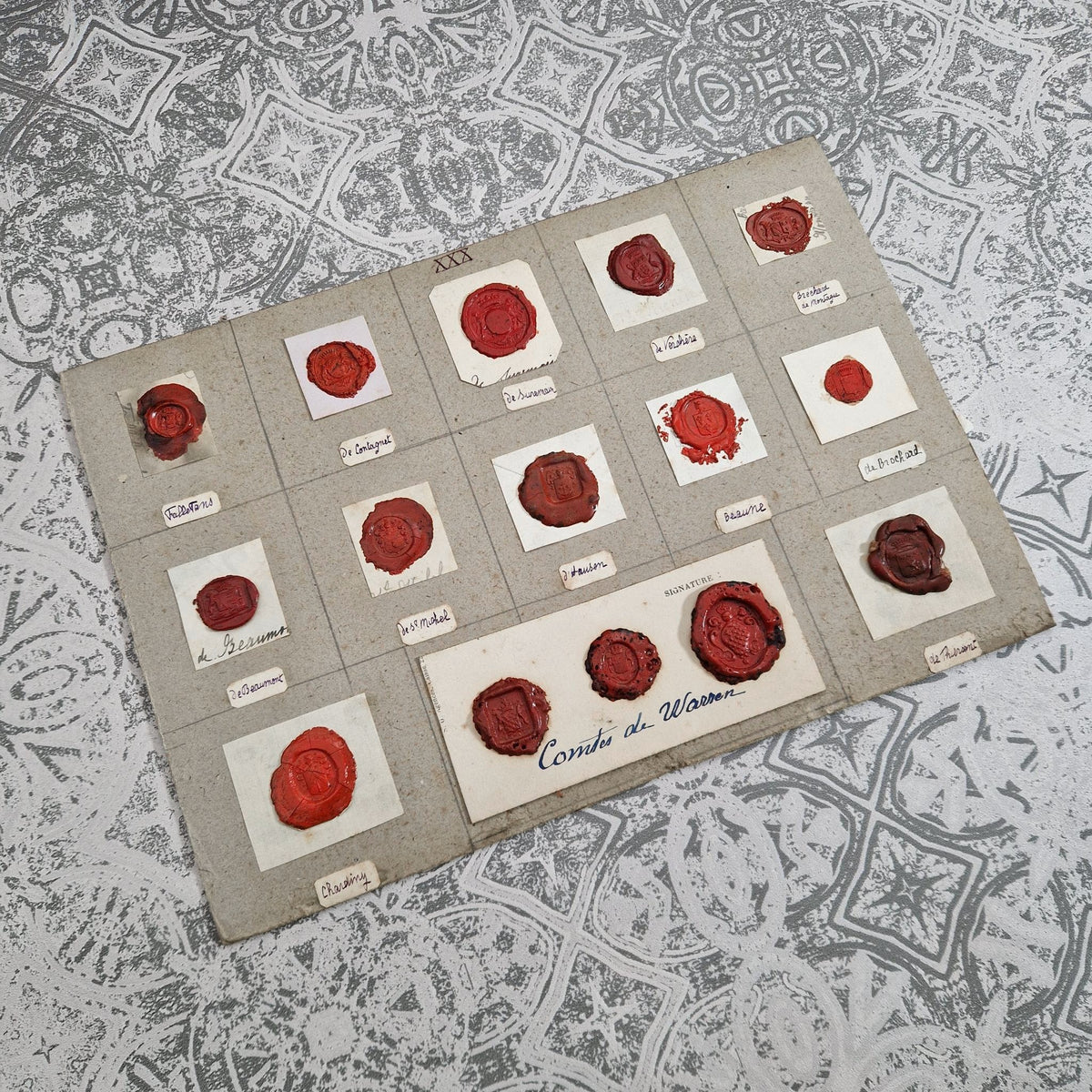 Collection de cachets - Blasons en cire vermillon et bordeaux