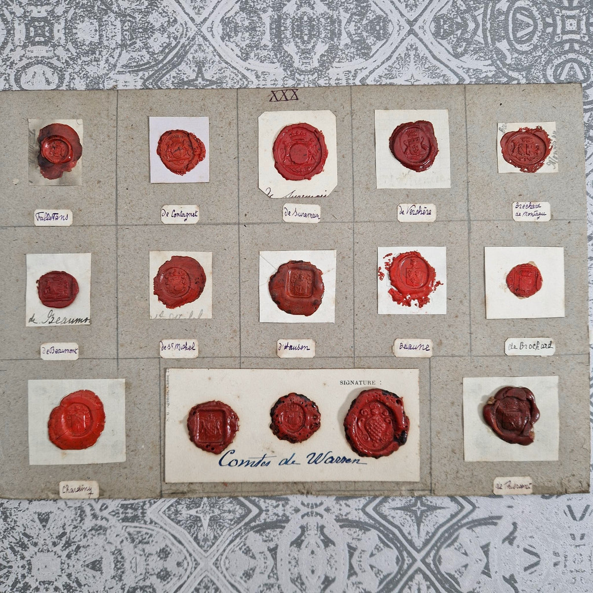Collection de cachets - Blasons en cire vermillon et bordeaux